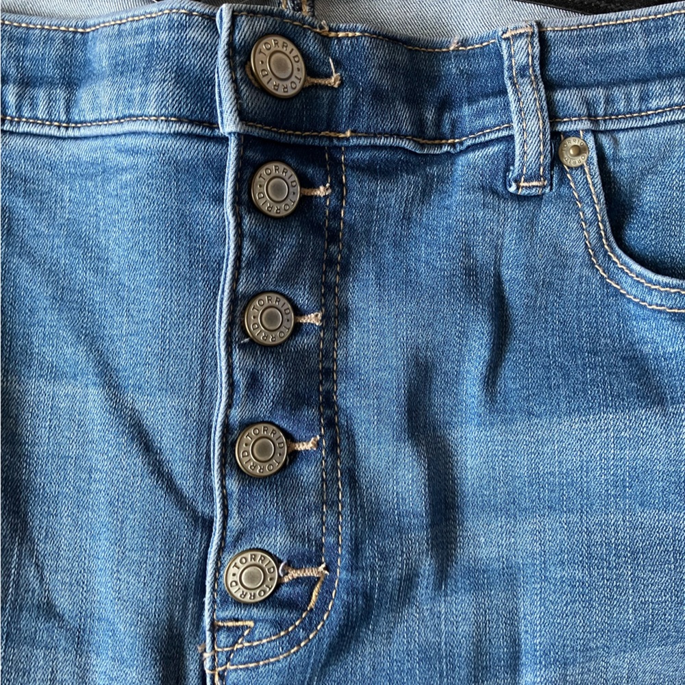 Torrid new Bombshell flare Button Fly Light Wash‎ 24 regular - Picture 4 of 7